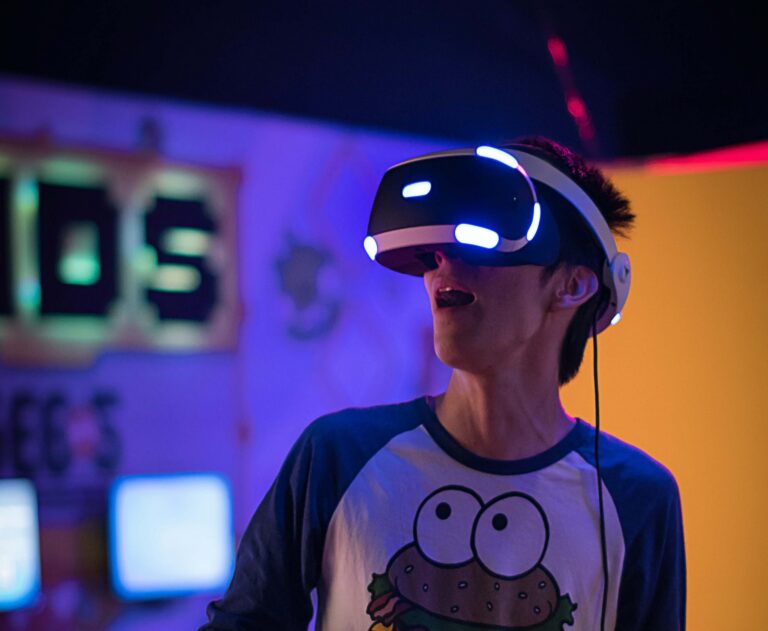 tech-technology-vr-vr-headset-headset-boy-1629858-pxhere.com